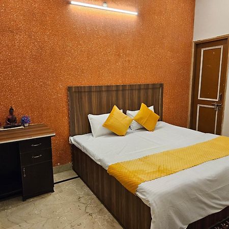 Krishna'S Land Hotel Vrindávan Kültér fotó
