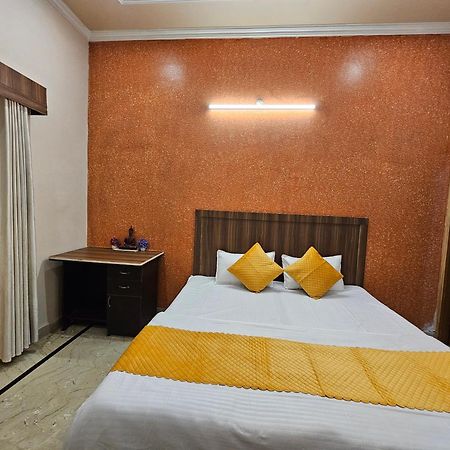 Krishna'S Land Hotel Vrindávan Kültér fotó
