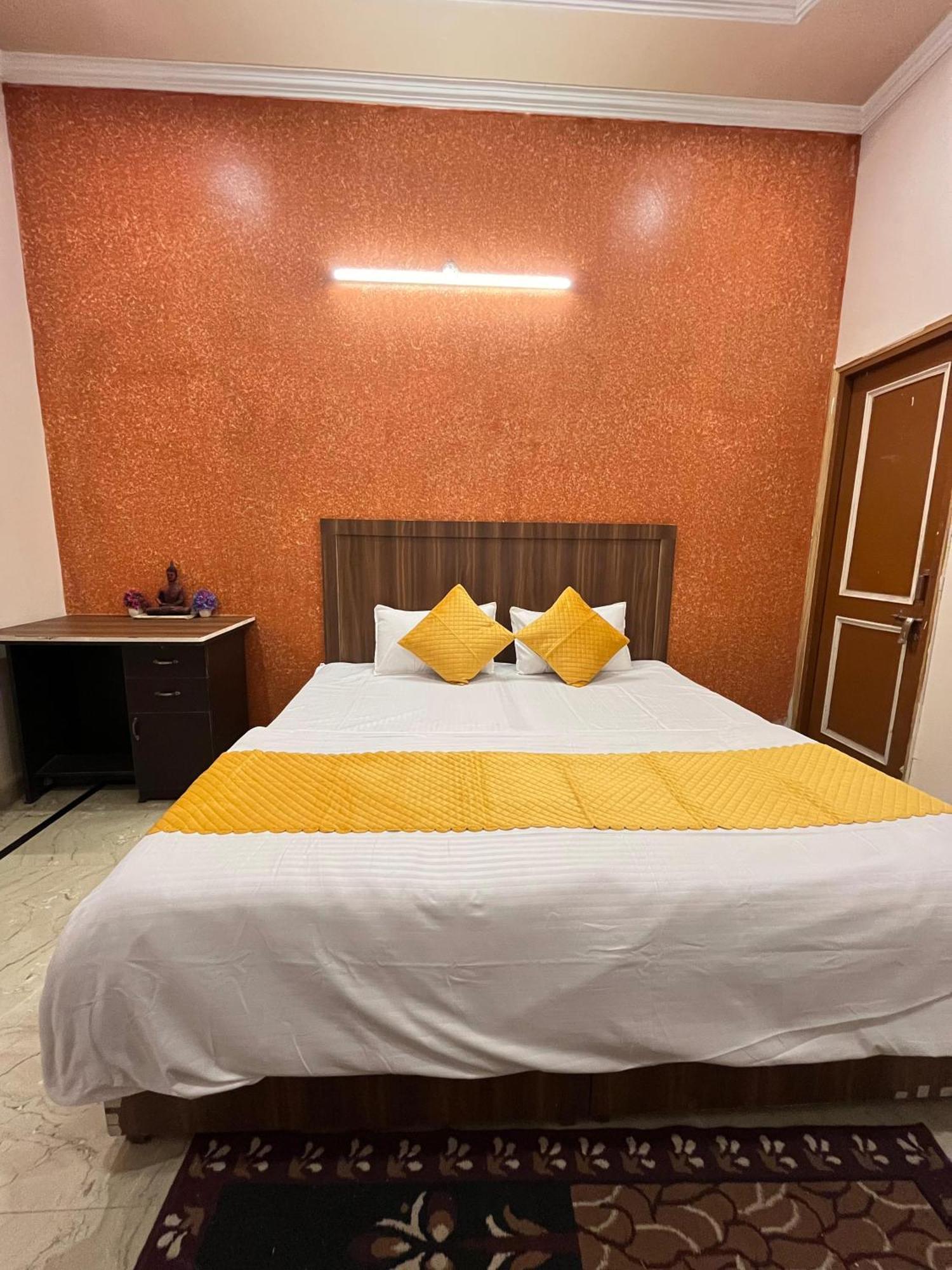 Krishna'S Land Hotel Vrindávan Kültér fotó