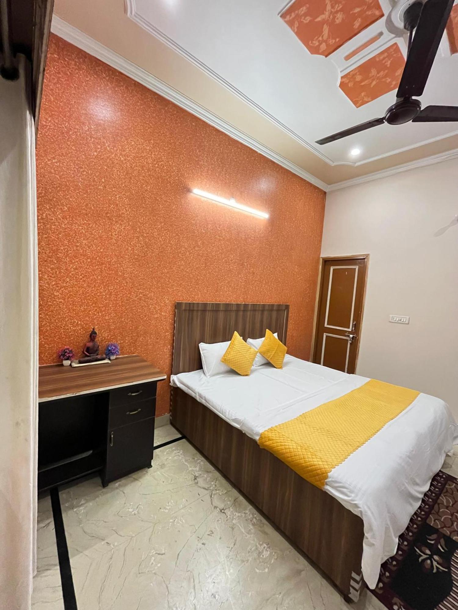 Krishna'S Land Hotel Vrindávan Kültér fotó