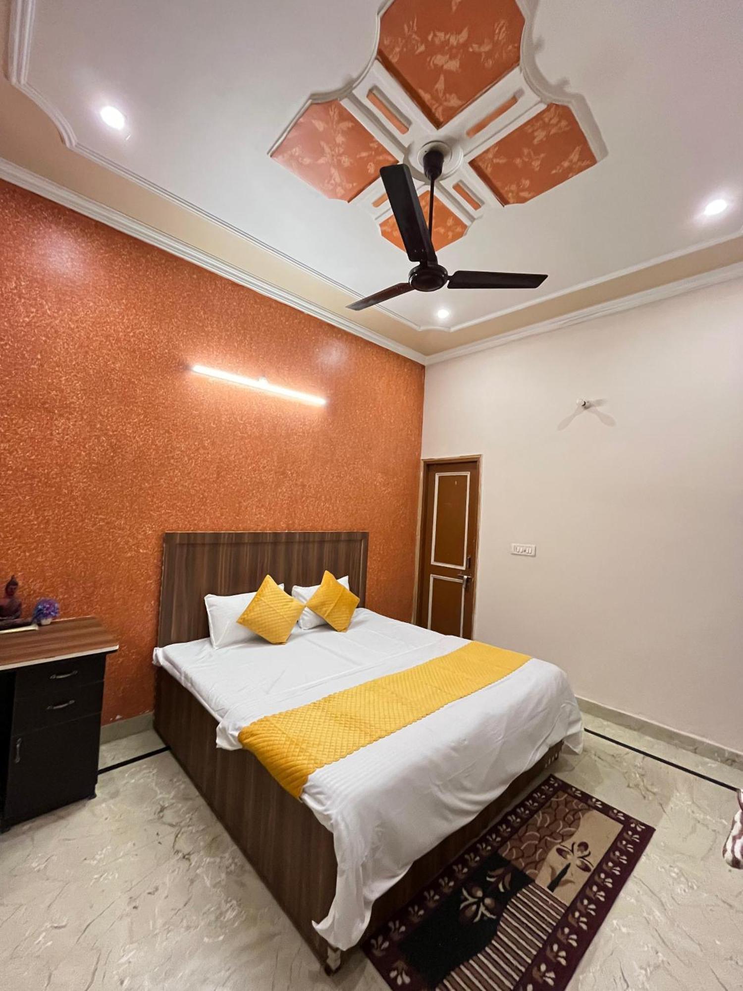 Krishna'S Land Hotel Vrindávan Kültér fotó